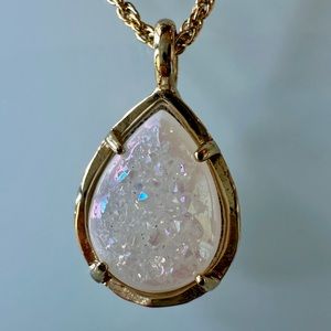 Kendra Scott necklace